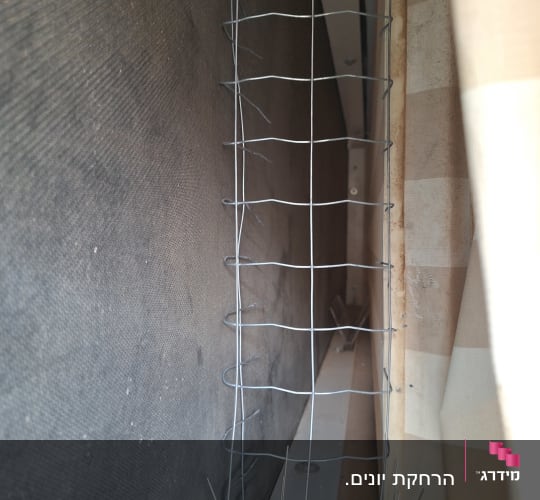 רשת מתכת ודוקרנים למניעת כניסת יונים